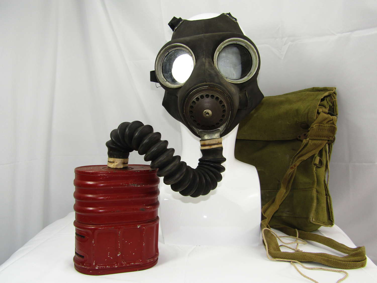 WW2 British gas mask and bag