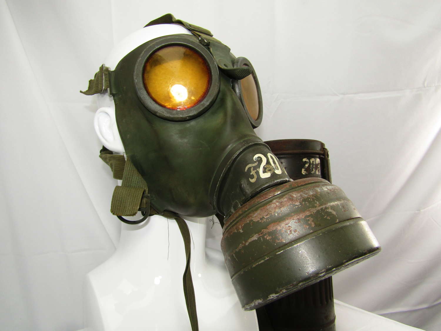 WW2 German Luftwaffe Gas mask and Canister
