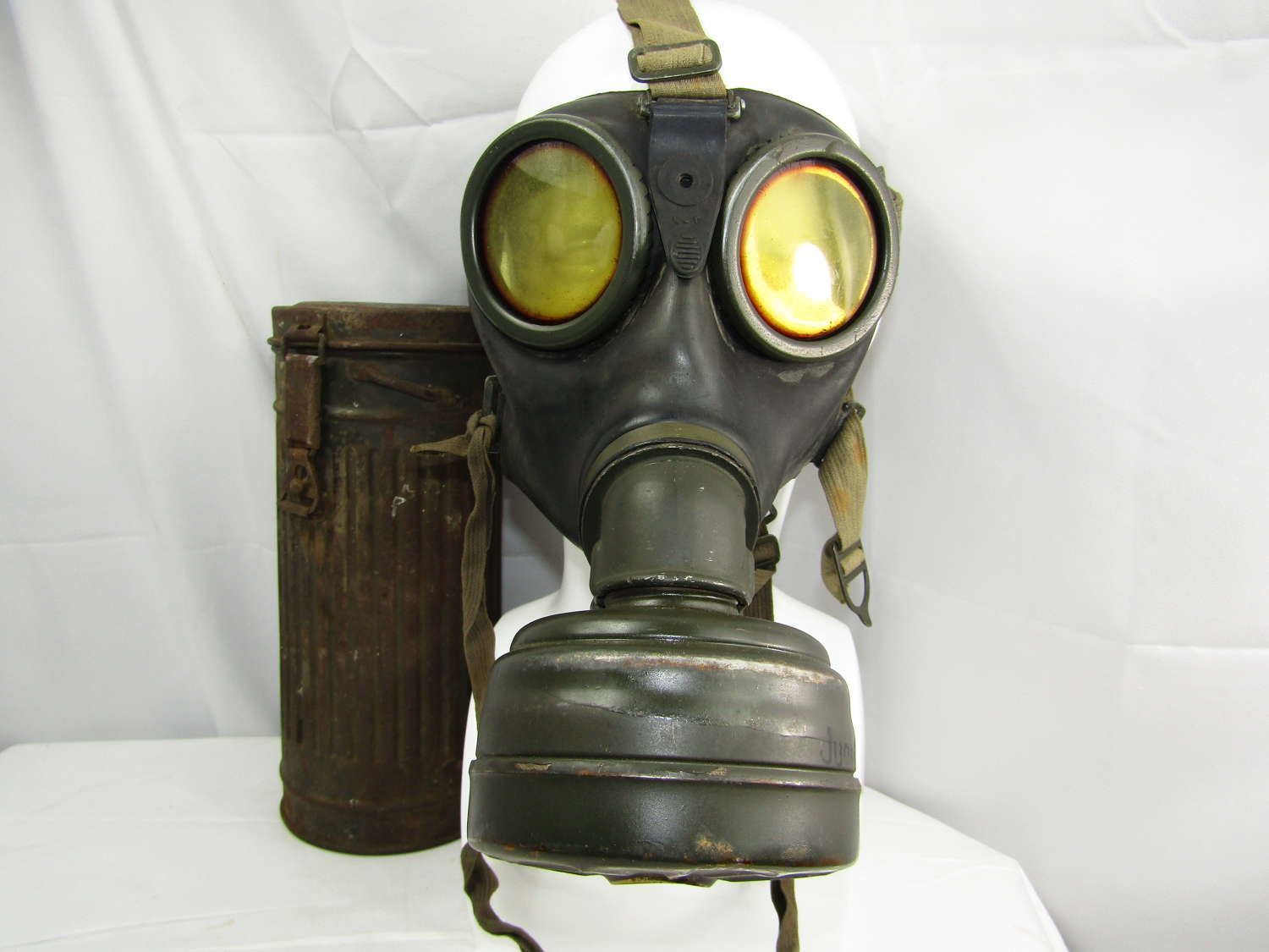 WW2 German Luftwaffe Gas mask And Canister