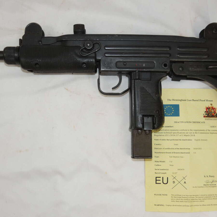 Uzi 9mm Submachine Gun ( Deactivated )