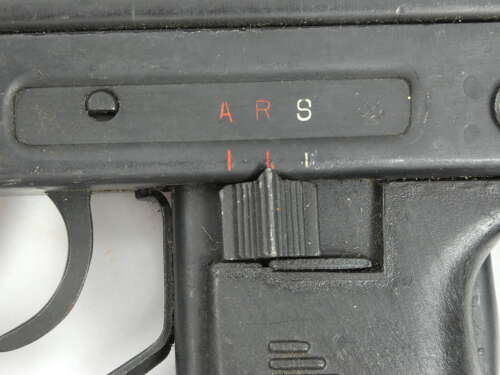 Uzi 9mm Submachine Gun ( Deactivated )