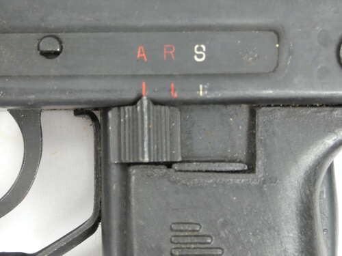 Uzi 9mm Submachine Gun ( Deactivated )