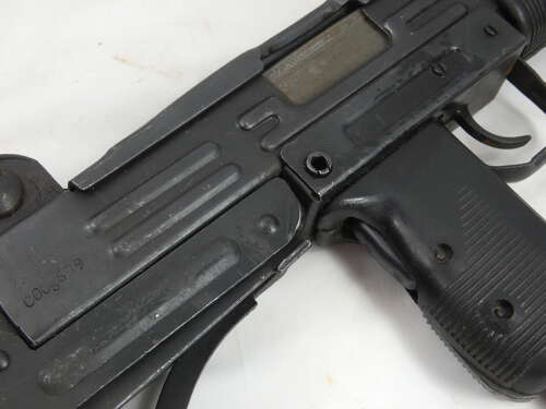 Uzi 9mm Submachine Gun ( Deactivated )